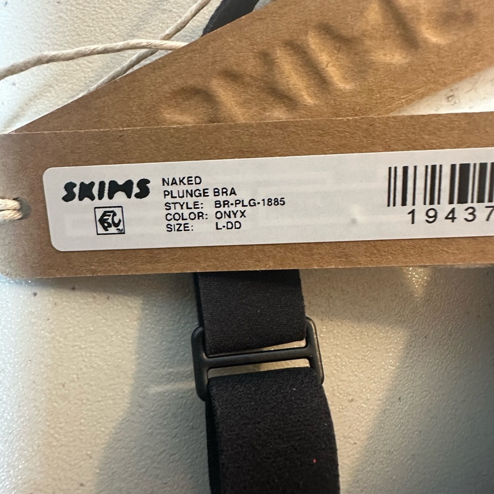 SKIMS Midnight Black Seamless Bra - Picture 3 of 6